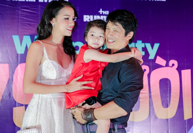 Dustin Nguyễn vỡ òa khi được vợ con bất ngờ tổ chức sinh nhật - Ảnh 6. Dustin Nguyễn vỡ òa khi được vợ con bất ngờ tổ chức sinh nhật - Ảnh 6.