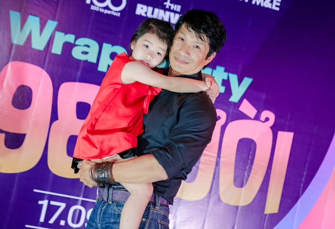 Dustin Nguyễn vỡ òa khi được vợ con bất ngờ tổ chức sinh nhật - Ảnh 5.