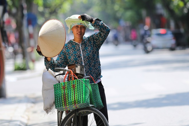 Hà Nội: Công nhân lao động phơi mình làm việc giữa nắng nóng kỷ lục - Ảnh 9.