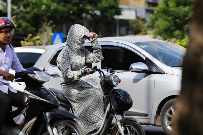 Ngày nóng rồ người như này mới thấy cách chống nắng của người Hà Nội vừa sáng tạo vừa bá đạo - Ảnh 1.