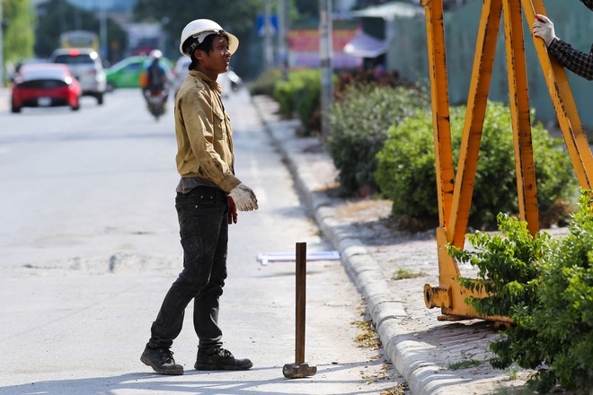 Hà Nội: Công nhân lao động phơi mình làm việc giữa nắng nóng kỷ lục - Ảnh 8.