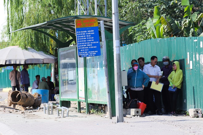 Ngày nóng rồ người như này mới thấy cách chống nắng của người Hà Nội vừa sáng tạo vừa bá đạo - Ảnh 15.