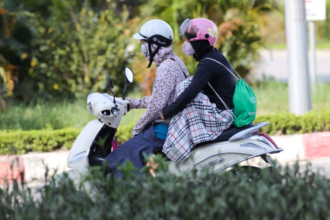 Ngày nóng rồ người như này mới thấy cách chống nắng của người Hà Nội vừa sáng tạo vừa bá đạo - Ảnh 16.