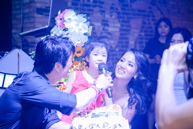 Dustin Nguyễn vỡ òa khi được vợ con bất ngờ tổ chức sinh nhật - Ảnh 4.