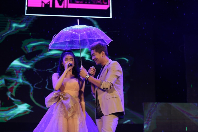 Tim và Trương Quỳnh Anh vẫn tình tứ hôn nhau dưới cơn mưa lớn - Ảnh 2.