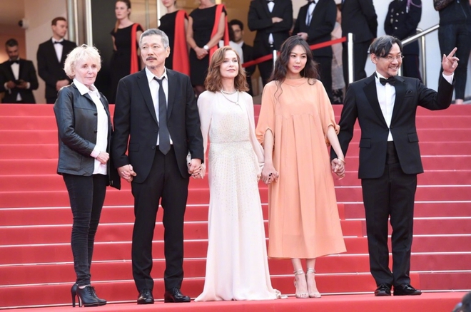 Cặp đôi tai tiếng Kim Min Hee và đạo diễn già Hong Sang Soo tươi cười sánh bước tại LHP Cannes - Ảnh 1.