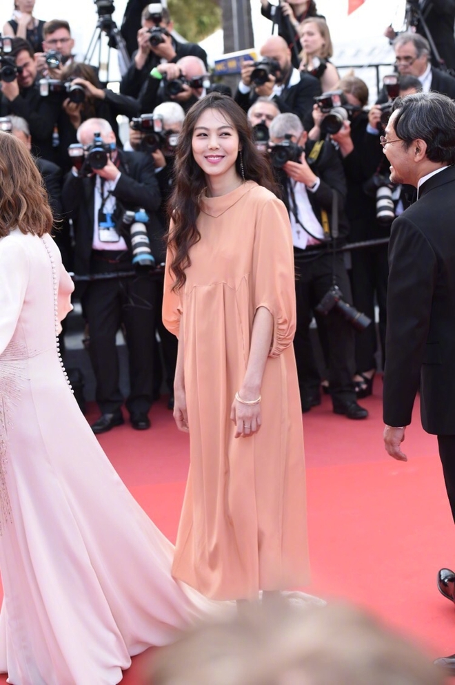 Cặp đôi tai tiếng Kim Min Hee và đạo diễn già Hong Sang Soo tươi cười sánh bước tại LHP Cannes - Ảnh 2.