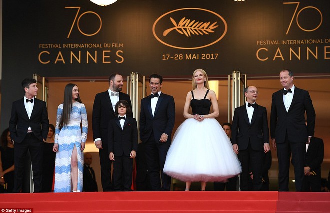 Kim Min Hee nắm tay đạo diễn già không rời, vợ chồng Nicole Kidman âu yếm nhau trên thảm đỏ LHP Cannes - Ảnh 3.