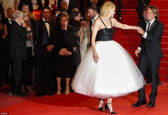 Kim Min Hee nắm tay đạo diễn già không rời, vợ chồng Nicole Kidman âu yếm nhau trên thảm đỏ LHP Cannes - Ảnh 7.