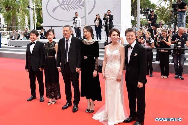 Kim Min Hee nắm tay đạo diễn già không rời, vợ chồng Nicole Kidman âu yếm nhau trên thảm đỏ LHP Cannes - Ảnh 10.