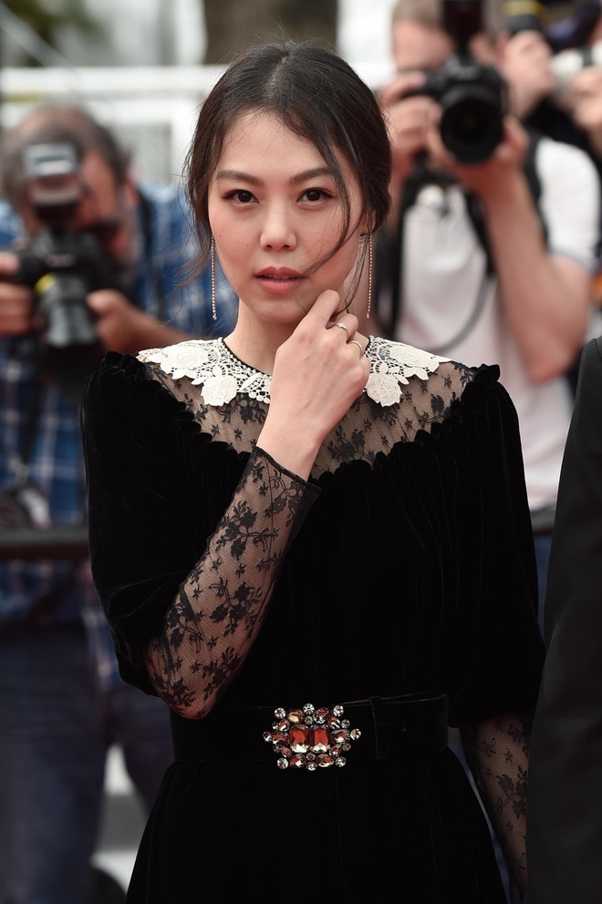 Kim Min Hee nắm tay đạo diễn già không rời, vợ chồng Nicole Kidman âu yếm nhau trên thảm đỏ LHP Cannes - Ảnh 12.