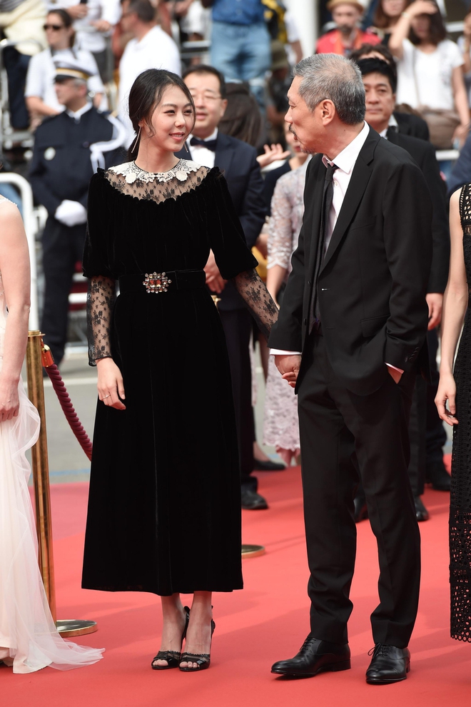 Kim Min Hee nắm tay đạo diễn già không rời, vợ chồng Nicole Kidman âu yếm nhau trên thảm đỏ LHP Cannes - Ảnh 14.