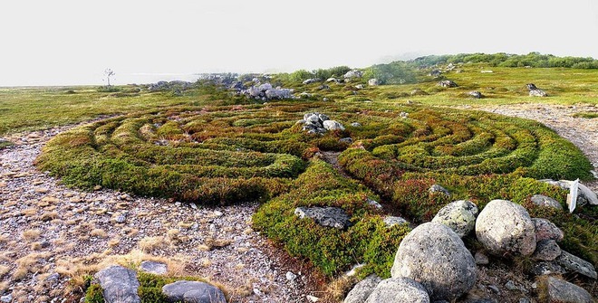 Bí ẩn những mê cung bằng đá khổng lồ nằm giữa hòn đảo nhỏ - Ảnh 3.