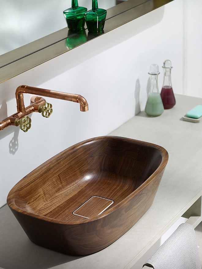 Chẳng cần nhiều, một chiếc bồn rửa tay bằng gỗ cũng đủ mang nét tự nhiên ngập tràn phòng tắm - Ảnh 9.