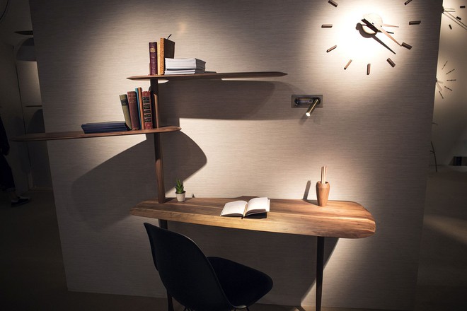 Những mẫu bàn làm việc gọn nhẹ giúp bạn có ngay văn phòng tại nhà dù nhà không rộng rãi  - Ảnh 3.
