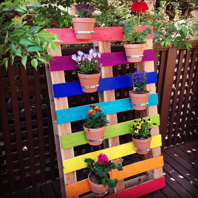Simple ways to create a beautiful garden from pallet wood - Photo 2.