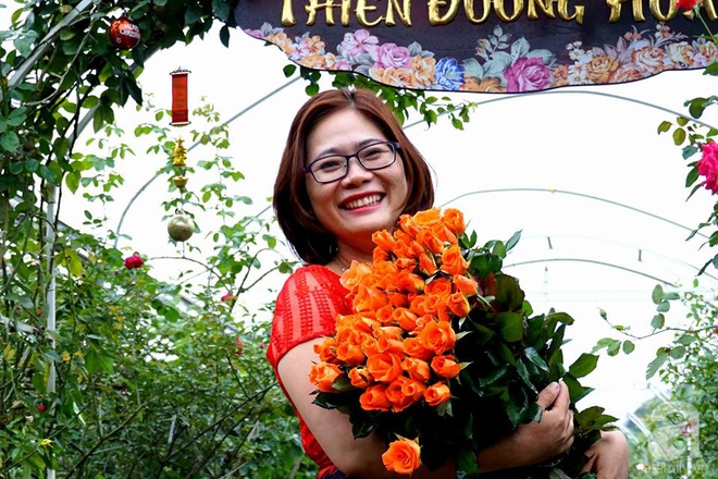 Nữ thạc sỹ nông nghiệp sở hữu các khu vườn hoa hồng với 600 giống hồng nội và ngoại đủ màu sắc - Ảnh 1.