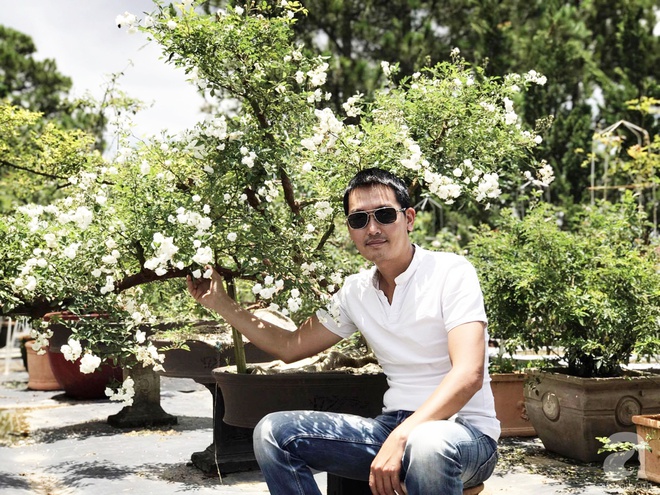 Khu vườn rộng 2000m² với hàng trăm gốc hồng bonsai quý hiếm của người đàn ông yêu hoa ở Đà Lạt - Ảnh 1.
