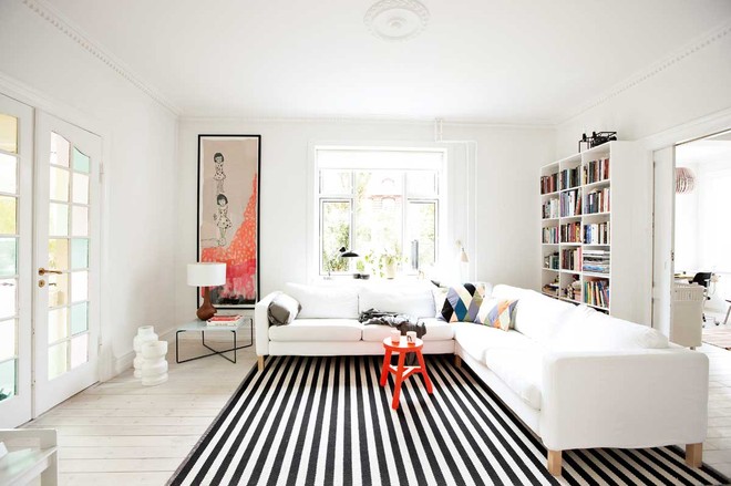 Chỉ với một tấm thảm kẻ sọc đen trắng, phòng khách sẽ vô cùng kỳ diệu thế này - Ảnh 1.