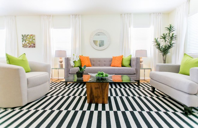 Chỉ với một tấm thảm kẻ sọc đen trắng, phòng khách sẽ vô cùng kỳ diệu thế này - Ảnh 10.