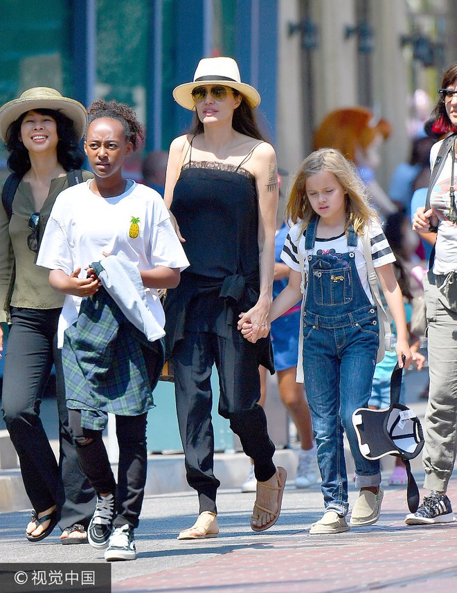 Angelina Jolie diện váy 2 dây trẻ trung đưa các con đi chơi công viên - Ảnh 1.