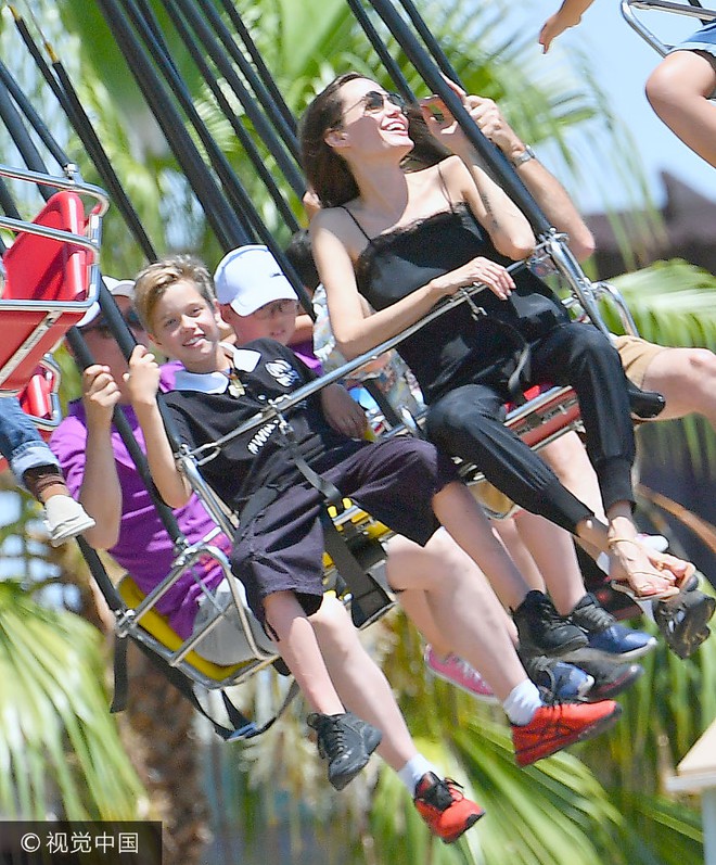 Angelina Jolie diện váy 2 dây trẻ trung đưa các con đi chơi công viên - Ảnh 4.