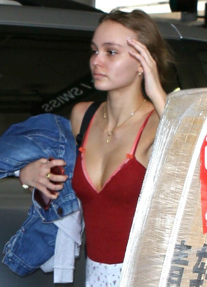 Con gái Johnny Depp liên tục lấy tay che mặt khi diện đồ ôm sát cơ thể tại sân bay - Ảnh 1.