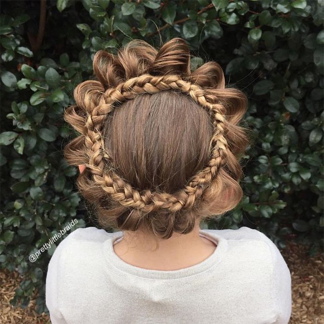 Học bà mẹ khéo tay tết tóc đẹp lạ cho con gái đi chơi Tết - Ảnh 7.