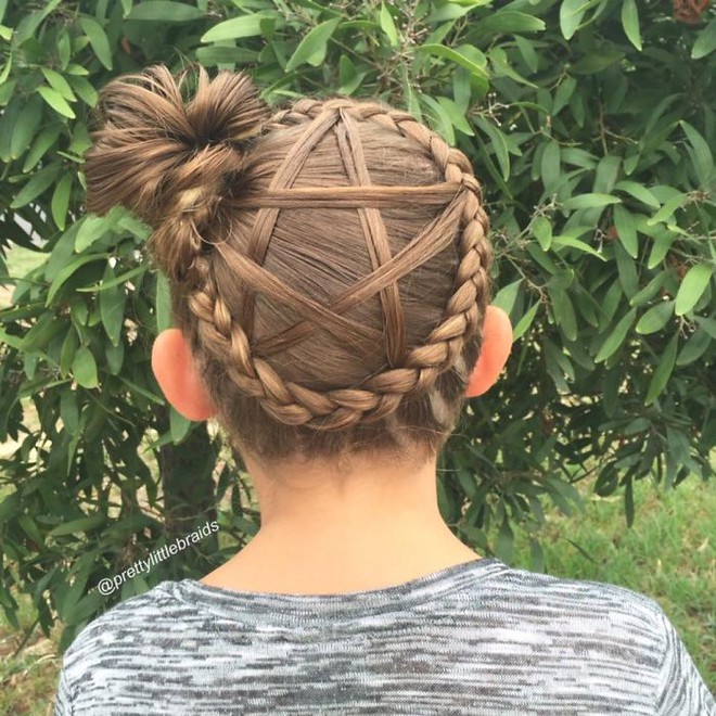 Học bà mẹ khéo tay tết tóc đẹp lạ cho con gái đi chơi Tết - Ảnh 9.