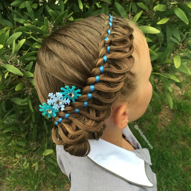 Học bà mẹ khéo tay tết tóc đẹp lạ cho con gái đi chơi Tết - Ảnh 12.