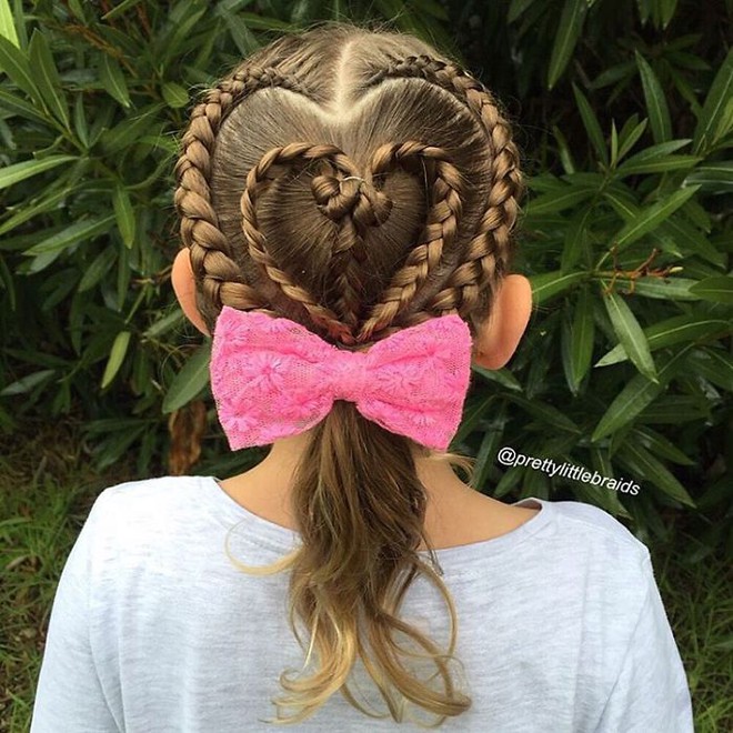 Học bà mẹ khéo tay tết tóc đẹp lạ cho con gái đi chơi Tết - Ảnh 13.