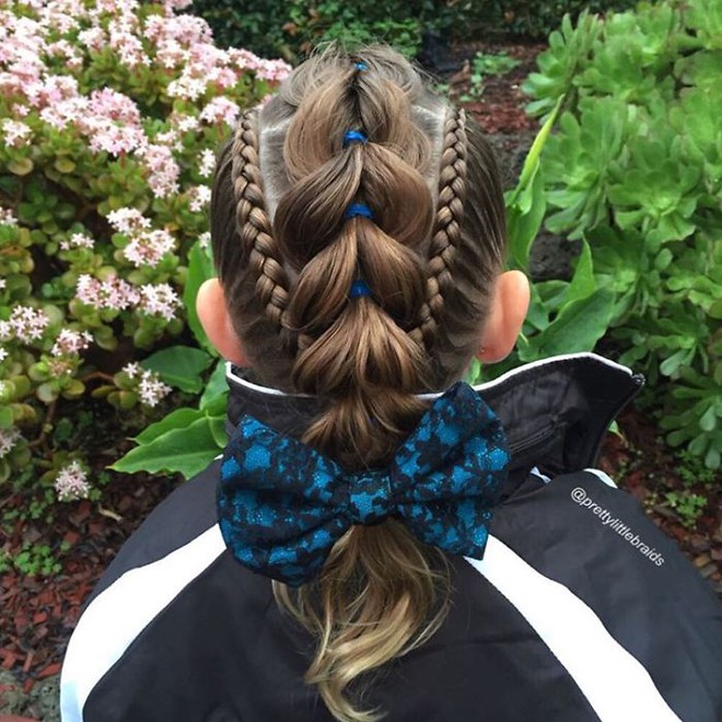 Học bà mẹ khéo tay tết tóc đẹp lạ cho con gái đi chơi Tết - Ảnh 14.