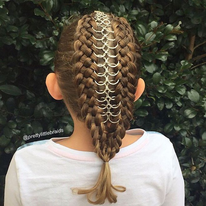 Học bà mẹ khéo tay tết tóc đẹp lạ cho con gái đi chơi Tết - Ảnh 16.