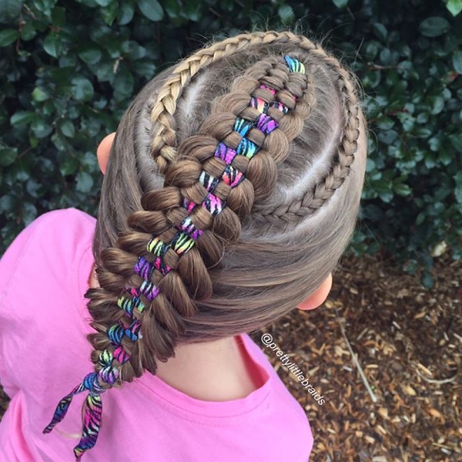 Học bà mẹ khéo tay tết tóc đẹp lạ cho con gái đi chơi Tết - Ảnh 17.