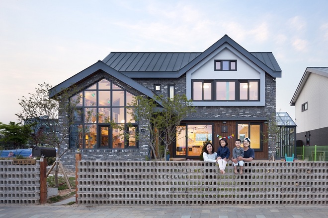 Ngôi nhà với phong cách tối giản đẹp như trong phim của gia đình 4 người ở Hàn Quốc - Ảnh 1.
