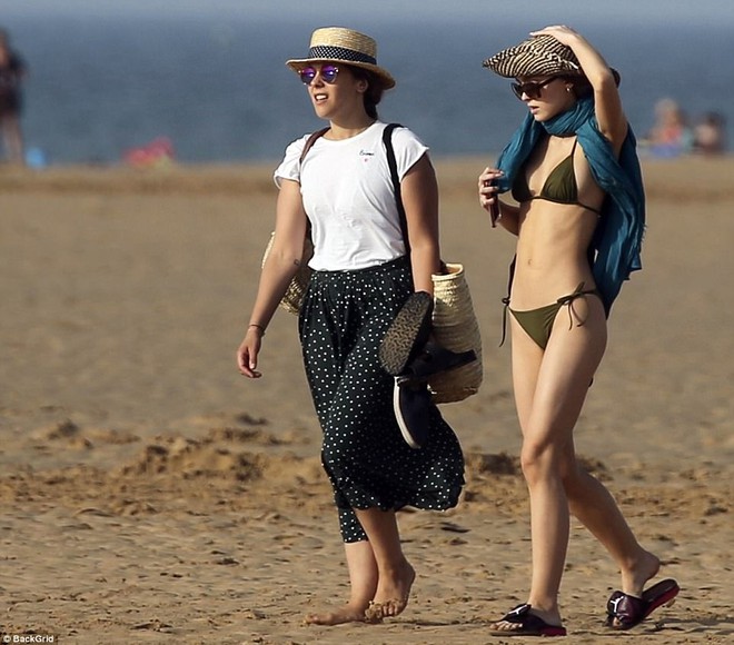 Johnny Depp's daughter wears a bikini showing off her slim and sexy body with her biological mother - Photo 5.