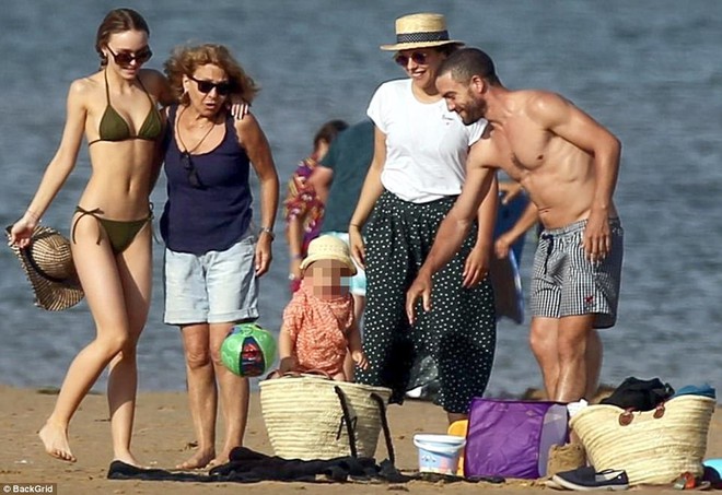 Johnny Depp's daughter wears a bikini showing off her slim and sexy body with her biological mother - Photo 6.