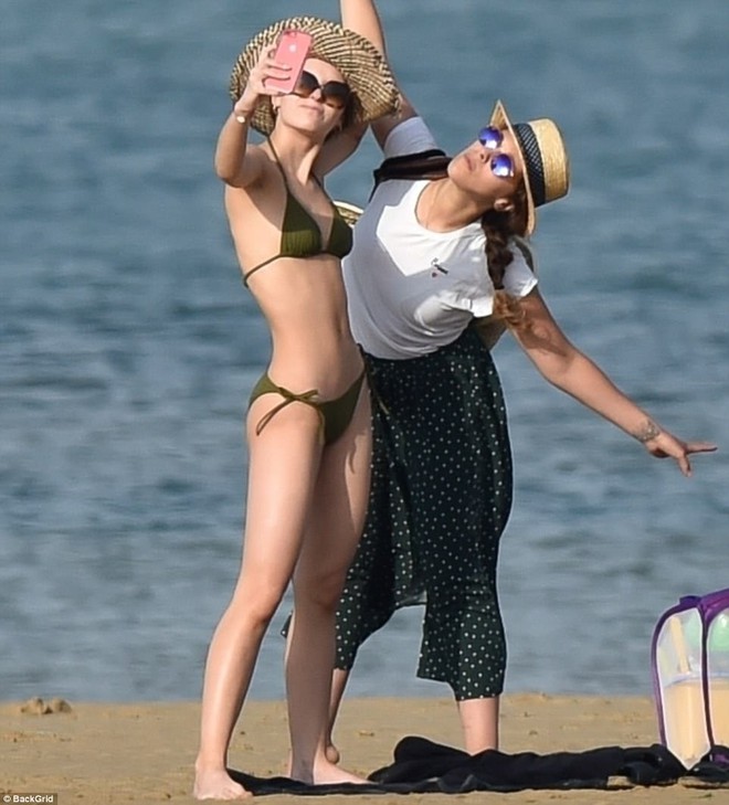 Con gái Johnny Depp diện bikini khoe thân hình mảnh mai gợi cảm bên mẹ ruột - Ảnh 7.