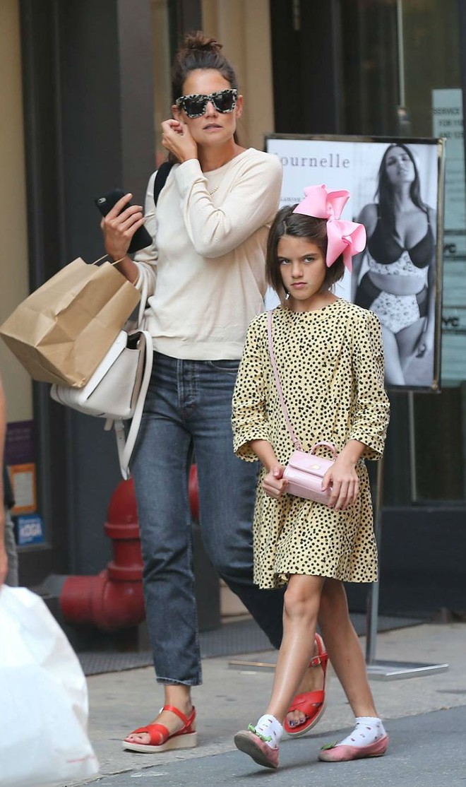 Suri Cruise diện đồ phong cách công chúa bực tức lườm nguýt các paparazzi - Ảnh 3.