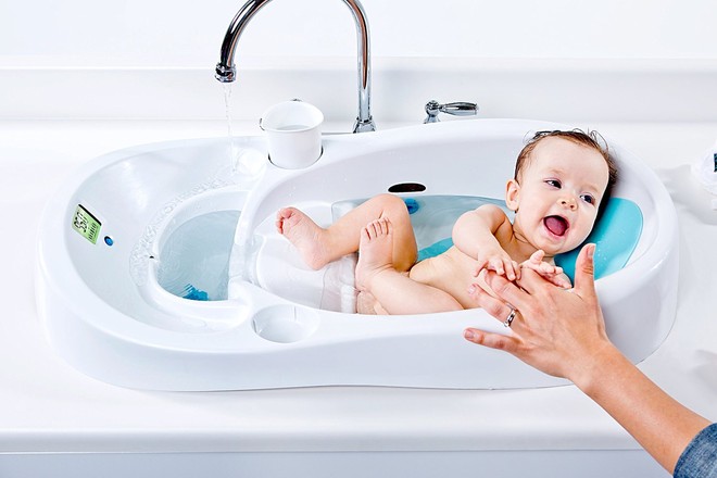 Chiếc bồn tắm cho trẻ sơ sinh khiến các mẹ nhìn thấy là muốn rút ví mua ngay - Ảnh 1.