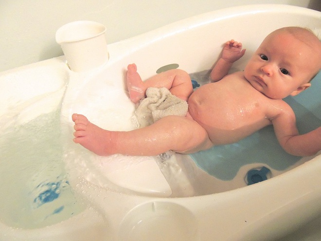 Chiếc bồn tắm cho trẻ sơ sinh khiến các mẹ nhìn thấy là muốn rút ví mua ngay - Ảnh 12.