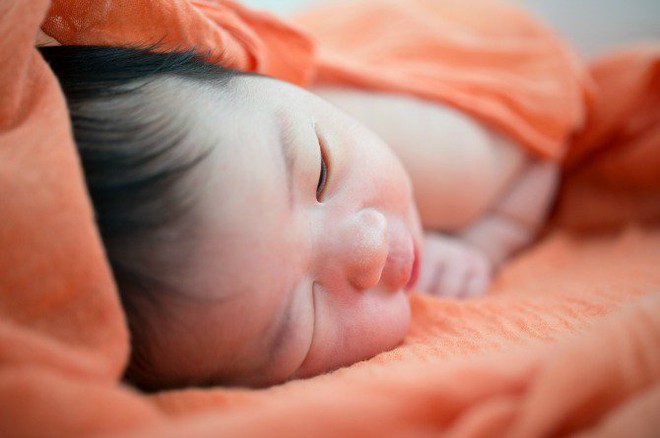 Bé gái 2 tháng tuổi tử vong khi ngủ cùng mẹ - thêm lời cảnh báo về hội chứng đột tử ở trẻ sơ sinh - Ảnh 3.