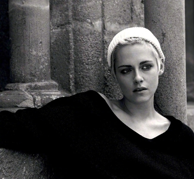 Kristen Stewart nổi loạn khoe thân hình mảnh mai và vòng 1 hờ hững trong bộ ảnh đen trắng - Ảnh 2.