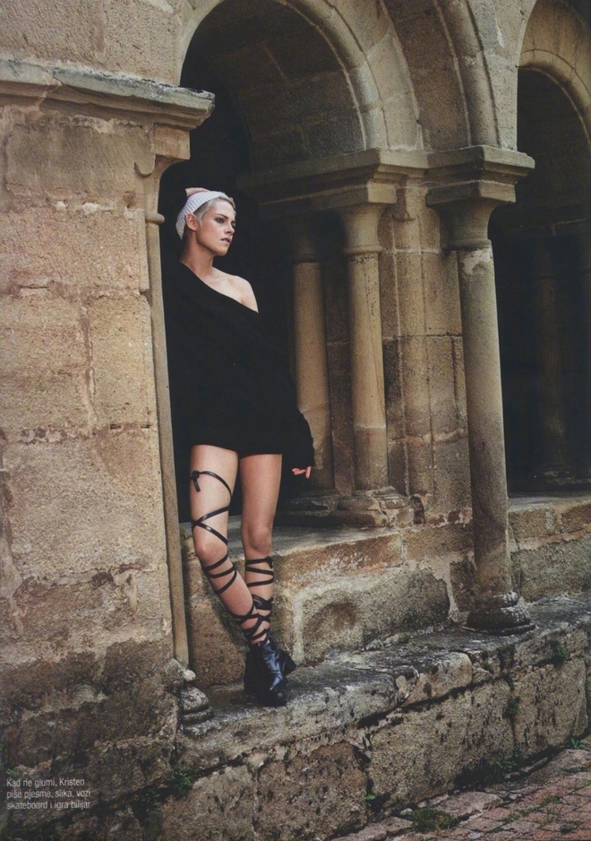 Kristen Stewart nổi loạn khoe thân hình mảnh mai và vòng 1 hờ hững trong bộ ảnh đen trắng - Ảnh 7.