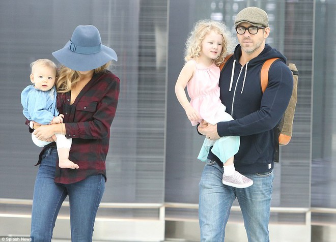 Hai con gái xinh như búp bê của vợ chồng tài tử Ryan Reynolds gây chú ý ở sân bay - Ảnh 2.