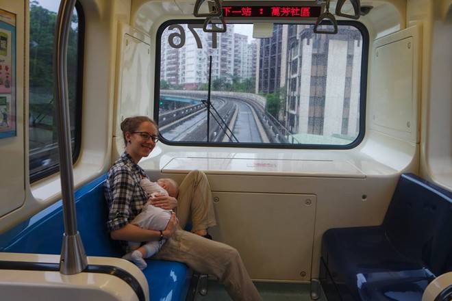 Mới 4 tháng tuổi, cặp song sinh đã được bố mẹ đưa đi du lịch vòng quanh châu Á - Ảnh 13.