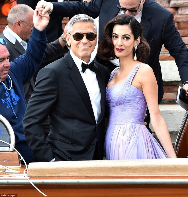 Bà xã luật sư của tài tử George Clooney đẹp như minh tinh trên thảm đỏ LHP Venice - Ảnh 4.