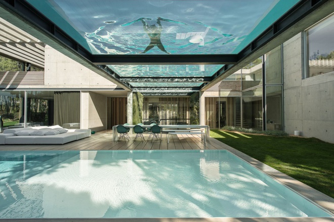 Biệt thự vườn cực chất với bể bơi đáy kính trong suốt trên trần nhà - Ảnh 2.