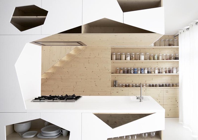 Sơn trắng toàn bộ không gian kết hợp nội thất gỗ - màu công thức cho một căn bếp nhỏ tinh tế và hiện đại - Ảnh 3.