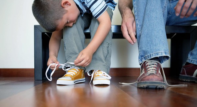 Dạy trẻ c&aacute;ch buộc d&acirc;y gi&agrave;y cực dễ với mẹo sau - Ảnh 1.